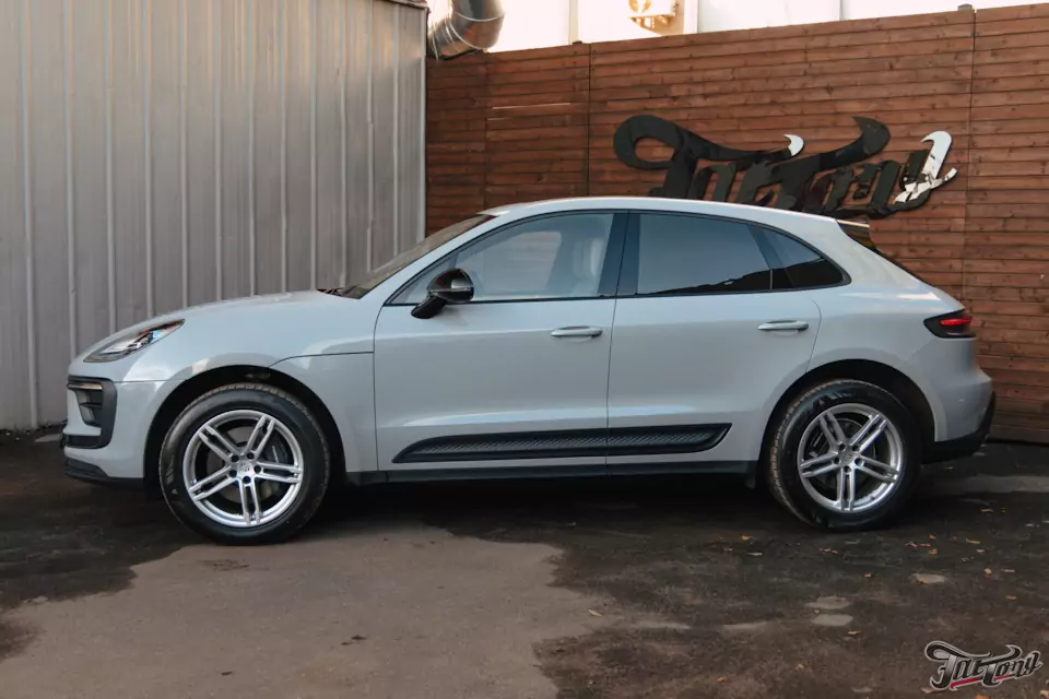 Из синего в серый: оклеили Porsche Macan в цветной винил!